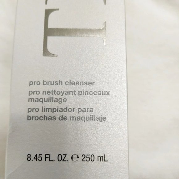 Pro Brush Cleanser (limpiador de brochas profesional) TIGI Cosmetics - Picture 7 of 9